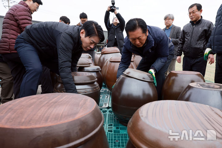 [당진=뉴시스] 고승민 기자 = 정청래 더불어민주당 대표가 14일 충남 당진 백석올미마을기업을 방문, 업무 현장체험을 하고 있다. 2026.01.14. kkssmm99@newsis.com