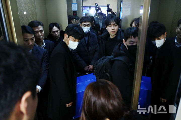 [서울=뉴시스] 김명년 기자 = 14일 오후 서울 여의도 국회 의원회관 김병기 전 민주당 원내대표 의원실에서 경찰이 ‘공천헌금’ 혐의에 대한 압수수색을 마치고 이동하고 있다. 2026.01.14. kmn@newsis.com