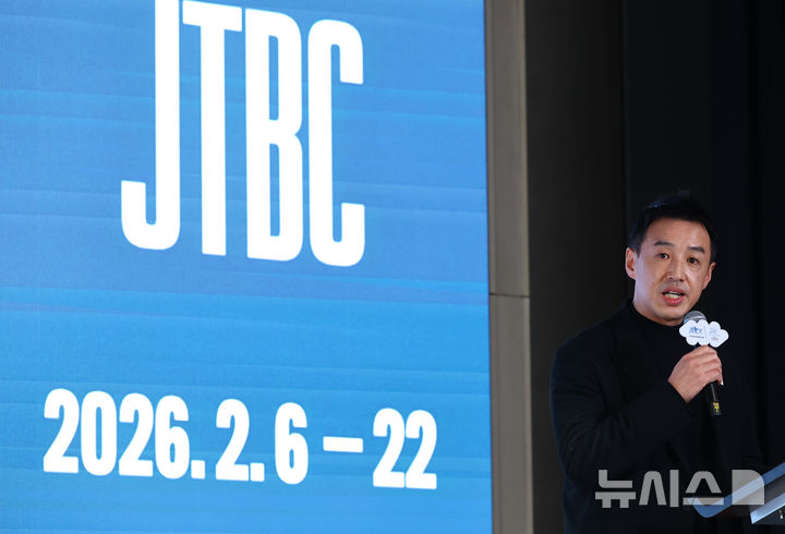 [서울=뉴시스] 박주성 기자 = 14일 서울 영등포구 페어몬트 앰배서더 서울 호텔 그랜드볼룸에서 열린 JTBC 2026 밀라노 코르티나 동계올림픽 기자간담회에서 곽준석 JTBC 편성전략실장이 방송과 관련한 발언을 하고 있다. 2026.01.14. park7691@newsis.com