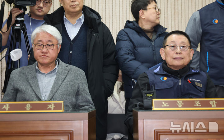 [서울=뉴시스] 황준선 기자 = 서울시버스노동조합 파업 이틀차인 박점곤(오른쪽) 전국자동차노동조합연맹 서울시버스노동조합 위원장과 김정환 서울시버스운송사업조합 이사장이 14일 오후 서울 영등포구 서울지방노동위원회에서 열린 노사 교섭에 참석해 있다. 2026.01.14. hwang@newsis.com