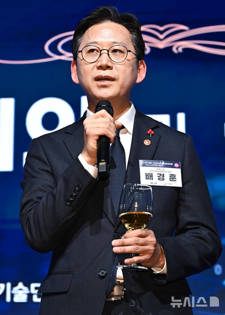 [서울=뉴시스] 배훈식 기자 = 배경훈 부총리 겸 과학기술정보통신부 장관이 지난 14일 서울 강남구 과학기술회관에서 열린 과학기술인·정보방송통신인 신년인사회에서 건배제의를 하고 있다. (공동취재) 2026.01.14. photo@newsis.com