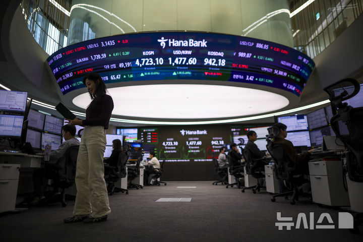 [서울=뉴시스] 정병혁 기자 = 코스피가 사상 첫 4700선을 넘은 14일 서울 중구 하나은행 딜링룸에서 직원들이 업무를 보고 있다.&nbsp; 이날 코스피는 전 거래일(4692.64)보다 30.46포인트(0.65%) 상승한 4723.10에, 코스닥 지수는 전 거래일(948.98)보다 6.80포인트(0.72%) 내린 942.18에 거래를 마쳤다. 서울 외환시장에서 원·달러 환율은 전 거래일(1473.7원)보다 3.8원 오른 1477.5원에 주간 거래를 마감했다.2026.01.14. jhope@newsis.com