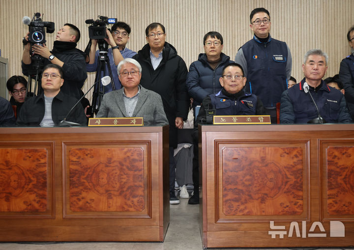 [서울=뉴시스] 황준선 기자 = 서울시버스노동조합 파업 이틀차인 14일 오후 박점곤(왼쪽 세 번째) 전국자동차노동조합연맹 서울시버스노동조합 위원장과 김정환(왼쪽 두 번째) 서울시버스운송사업조합 이사장이 서울 영등포구 서울지방노동위원회에서 열린 노사 교섭에 참석해 있다. 2026.01.14. hwang@newsis.com