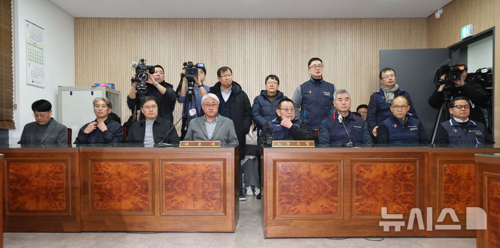 [서울=뉴시스] 황준선 기자 = 서울시버스노동조합 파업 이틀차인 14일 오후 박점곤(왼쪽 다섯 번째) 전국자동차노동조합연맹 서울시버스노동조합 위원장과 김정환(왼쪽 네 번째) 서울시버스운송사업조합 이사장이 서울 영등포구 서울지방노동위원회에서 열린 노사 교섭에 참석해 있다. 2026.01.14. hwang@newsis.com
