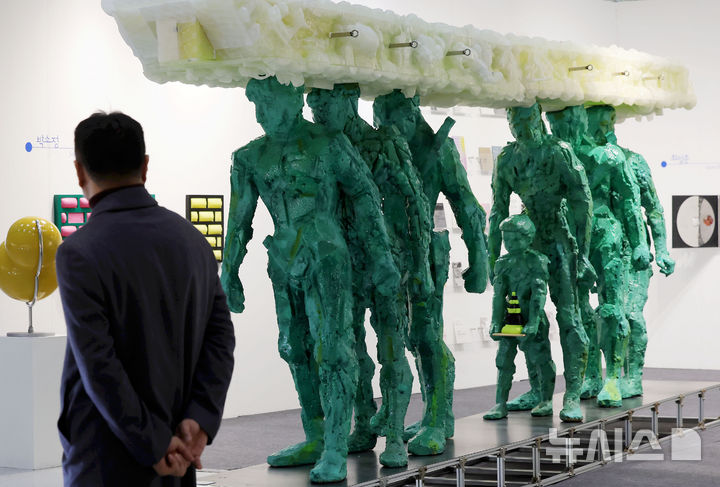 [서울=뉴시스] 홍효식 기자 = 14일 오후 서울 강남구 코엑스에서 열린 서울국제조각페스타 2026에서 관람객들이 작품을 살펴보고 있다. 2026.01.14. yesphoto@newsis.com