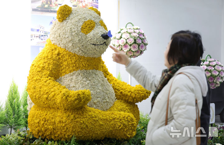 [서울=뉴시스] 홍효식 기자 = 14일 오후 서울 강남구 코엑스에서 열린 서울국제조각페스타 2026에서 관람객들이 작품을 살펴보고 있다. 2026.01.14. yesphoto@newsis.com