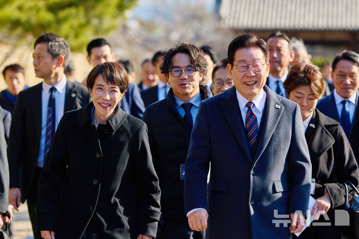 [나라=뉴시스] 고범준 기자 = 이재명 대통령이 14일(현지 시간) 다카이치 사나에 일본 총리과 함께 나라현의 대표 문화유적지인 호류지를 둘러보고 있다. (공동취재) 2026.01.14. bjko@mewsis.com