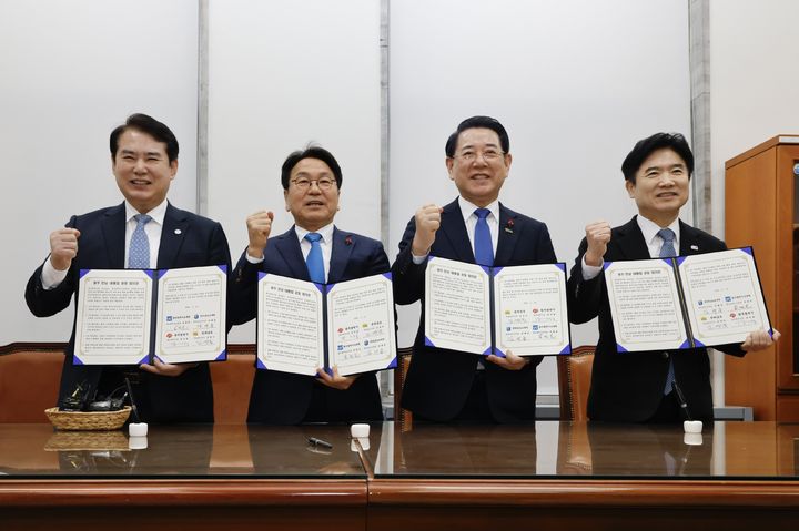 [광주=뉴시스] 변재훈 기자 = 광주시·전남도와 광주시·전남도교육청으로 꾸려진 4자 협의체가 14일 국회에서 '광주전남 대통합을 위한 공동 합의문'을 발표했다. (사진 왼쪽부터) 이정선 광주교육감, 강기정 광주시장, 김영록 전남도지사, 김대중 전남교육감. (사진=광주교육청 제공) 2026.01.14. photo@newsis.com *재판매 및 DB 금지