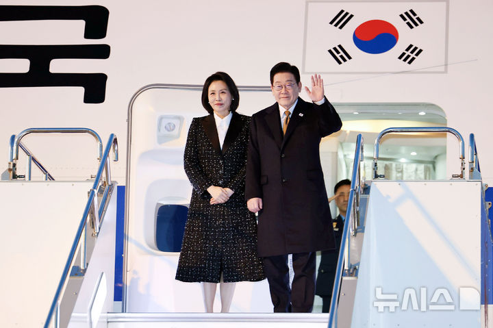 [오사카=뉴시스] 고범준 기자 = 일본 순방 일정을 마친 이재명 대통령과 김혜경 여사가 14일(현지 시간) 오사카 간사이 국제공항에서 공군1호기에 올라 인사하고 있다. 2026.01.14. bjko@mewsis.com