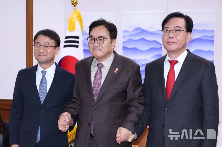 [서울=뉴시스] 김금보 기자 = 한병도(왼쪽부터) 더불어민주당 원내대표, 우원식 국회의장, 송언석 국민의힘 원내대표가 14일 서울 여의도 국회에서 열린 여야 원내대표 회동에서 기념촬영을 하고 있다. (공동취재) 2026.01.14. photo@newsis.com