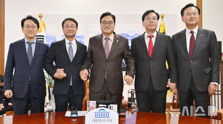 [서울=뉴시스] 김금보 기자 = 우원식 국회의장이 14일 서울 여의도 국회에서 여야 원내대표단과 기념촬영을 하고 있다. 왼쪽부터 더불어민주당 천준호 원내운영수석부대표와 한병도 원내대표, 우원식 국회의장, 국민의힘 송언석 원내대표와 유상범 원내운영수석부대표. (공동취재) 2026.01.14. kgb@newsis.com