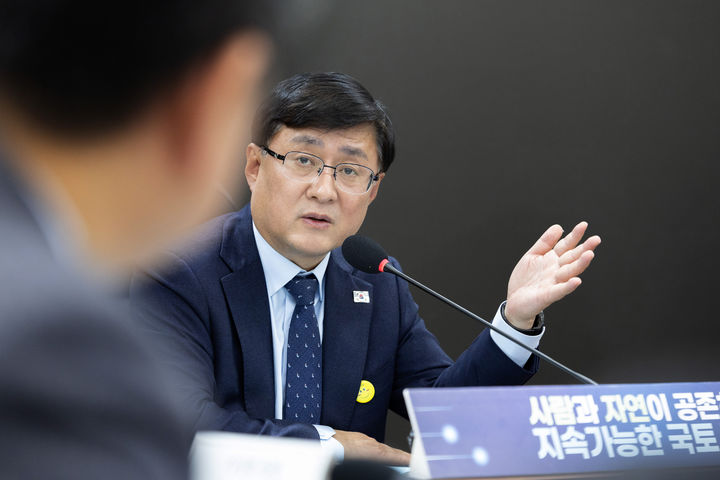 [서울=뉴시스] 조성우 기자 = 김성환 기후에너지환경부 장관이 14일 세종시 정부세종청사에서 열린 기상청과 기상청 산하기관 업무보고를 주재하고 있다. (사진=기후에너지환경부 제공) 2026.01.14. photo@newsis.com *재판매 및 DB 금지