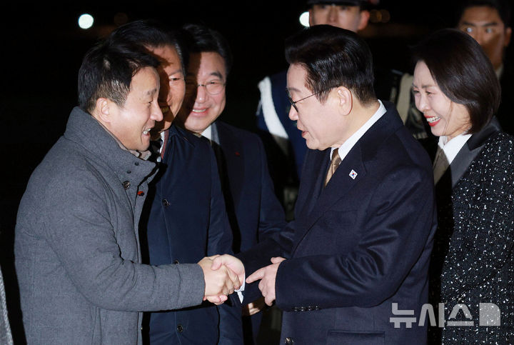[성남=뉴시스] 고범준 기자 = 일본 순방 일정을 마친 이재명 대통령이 14일 경기 성남 서울공항에 도착해 한병도 더불어민주당 원내대표와 인사하고 있다. 2026.01.14. bjko@mewsis.com