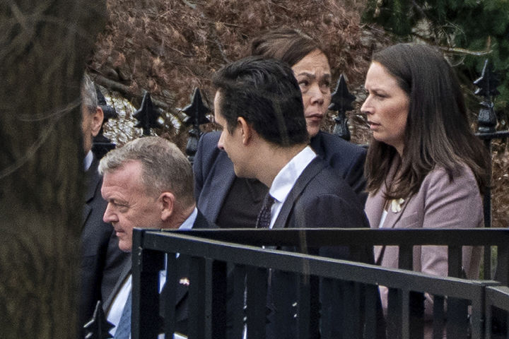 [워싱턴=AP/뉴시스]라스 뢰케 라스무센 덴마크 외교장관(왼쪽)과 비비안 모츠펠트 그린란드 외교장관(왼쪽 세번째)과 대표단이 14일(현지 시간) 미국 워싱턴DC 백악관에서 JD 밴스 부통령, 마코 루비오 국무장관과 회담한 후 떠나고 있다. 2026.01.15.