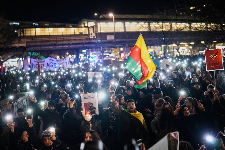 [베를린=AP/뉴시스] 14일(현지 시간) 독일 베를린에서 시위대가 펼침막을 들고 이란 반정부 시위에 연대하는 집회를 열고 있다. 2026.01.15.