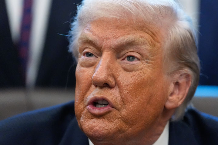 [워싱턴=AP/뉴시스]도널드 트럼프 미국 대통령이 14일(현지 시간) 백악관 집무실에서 발언하고 있다. 2026.01.15.