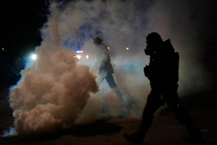 [미니애폴리스=AP/뉴시스] 14일(현지 시간) 미 미네소타주 미니애폴리스에서 지난 7일 이민세관단속국(ICE) 요원에게 르네 니콜 굿이 사살된 것에 항의하는 시위가 열린 가운데 최루탄 사이로 연방 요원이 지나가고 있다. 2026.01.15.