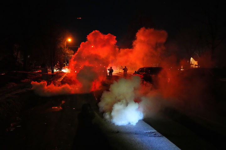 [미니애폴리스=AP/뉴시스] 14일(현지 시간) 미 미네소타주 미니애폴리스에서 지난 7일 이민세관단속국(ICE) 요원에게 르네 니콜 굿이 사살된 것에 항의하는 시위가 열린 가운데 최루탄이 터지고 있다. 2026.01.15.