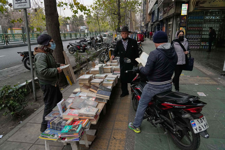[테헤란=AP/뉴시스]15일 이란 테헤란 거리 노점에서 사람들이 책을 구매하고 있다. 이란의 대규모 시위에 대한 유혈 진압으로 이란이 불안한 평온을 되찾은 가운데 고위 강경파 성직자 아야톨라 아마드 카타미가 16일 구금된 시위대에 대한 사형을 촉구하며 도널드 트럼프 미 대통령을 직접 위협했다. 이는 이란 당국 내 분노를 보여주는 단적이 예라 할 수 있다. 2026.01.17.