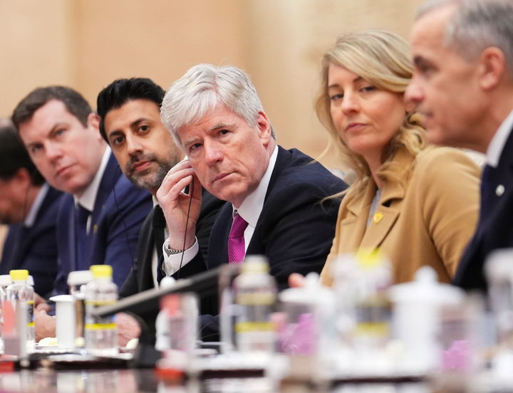 [베이징=AP/뉴시스]1월25일 마크 카니 캐나다 총리(오른쪽)와 함께 중국을 방문한 팀 호지슨 캐나다 에너지부장관(가운데)이 베이징 인민대회당에서 매닌더 시두 국제무역부 장관(왼쪽 2번째), 멜라니 졸리 산업부장관 등과 함께 중국과의 회담에 참석하고 있다. 캐나다와 노르웨이가 석유 및 천연가스 개발과 수출을 촉진하여 아시아와 유럽의 동맹국에 에너지를 공급함으로써 중동 에너지 위기를 활용하기 위해 경쟁하고 있다고 야후뉴스가 25일 골든텐 데이터를 인용해 보도했다. 2026.03.25.