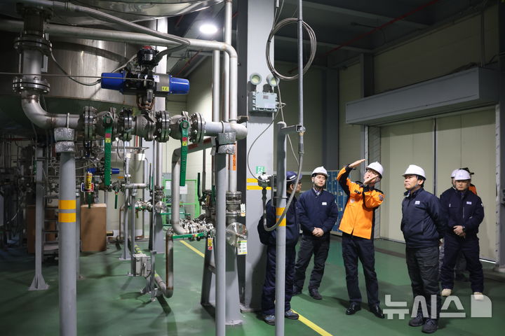 [시흥=뉴시스] 시흥소방서가 ㈜동진이노켐을 방문해 안전지도를 진행하고 있다. (사진=시흥소방서 제공).2026.01.15.photo@newsis.com