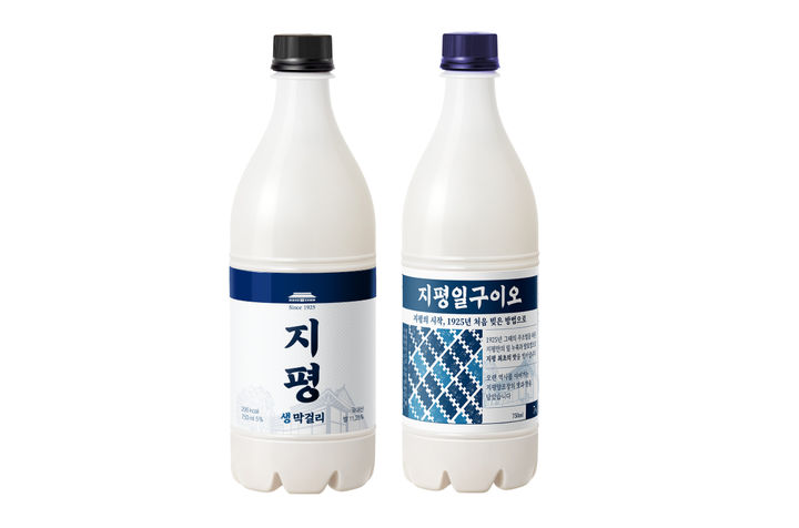 [서울=뉴시스] 지평주조 대표 제품 지평생막걸리와 지평일구이오.(사진=지평주조 제공) *재판매 및 DB 금지