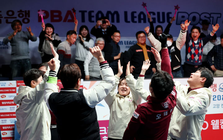 [서울=뉴시스] 팀리그 준플레이오프(준PO·3전2선승제) 1차전에서 승리한 프로당구 크라운해태. (사진=PBA 제공). 2026.01.14. *재판매 및 DB 금지