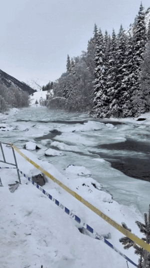 [뉴시스] 지난 5일 오후 중국 신장 웨이우얼 자치구 소재 관광 명소 카나쓰강의 한 구간에 많은 양의 얼음덩어리들이 물과 함께 쏟아져 내려오는 모습. (사진=@yangyubin1998 엑스) 2026.1.14 *재판매 및 DB 금지 *재판매 및 DB 금지