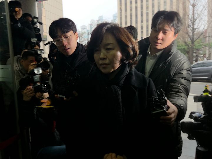 [서울=뉴시스] 김윤영 수습기자 = 김경 서울시의원이 15일 오전 서울 마포구 서울경찰청 광역수사단 청사에 출석하고 있다. 2026.01.15. youn@newsis.com *재판매 및 DB 금지