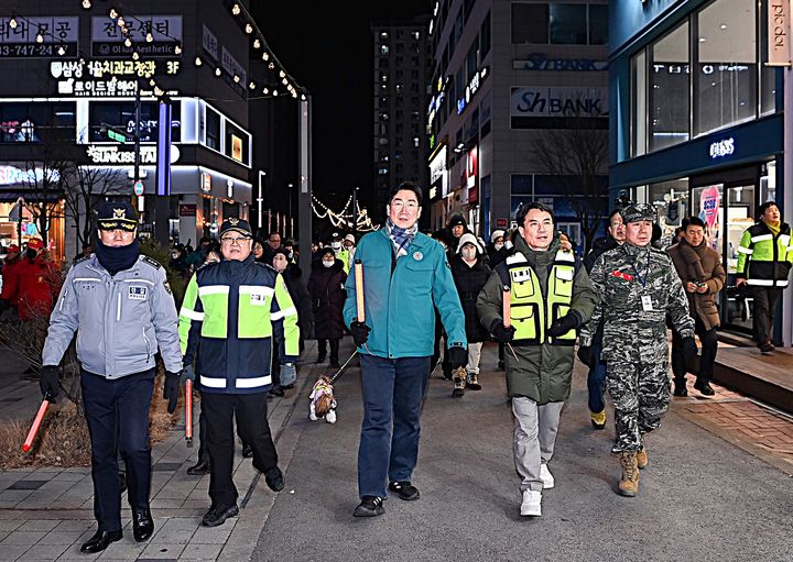 [원주=뉴시스] 강원 원주시 무실동 법원사거리 일원을 자율방범 순찰중인 김진태 강원도지사와 원강수 원주시장. (사진=원주시 제공) 2026.01.15. photo@newsis.com *재판매 및 DB 금지