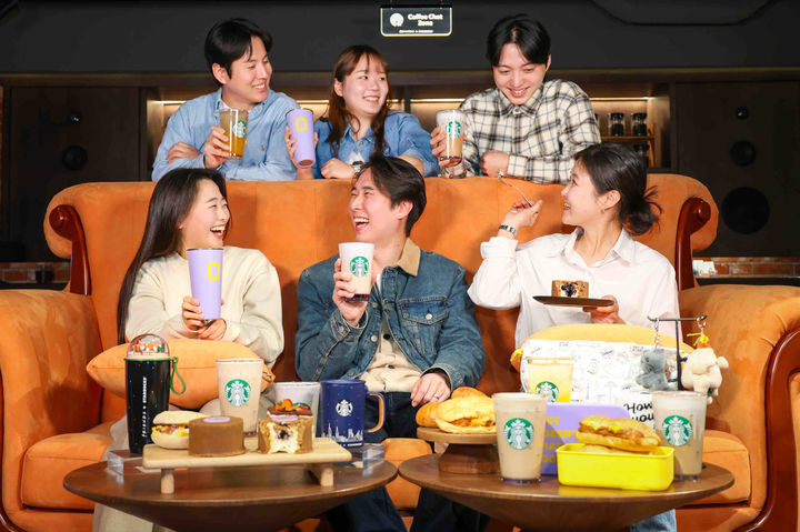 [서울=뉴시스] 프렌즈 팝업 스토어에 있는 '센트럴 퍼크 카페 소파'에서 모델들이 포즈를 취하고 있다 (사진=스타벅스 코리아 제공) 2026.01.15. photo@newsis.com *재판매 및 DB 금지