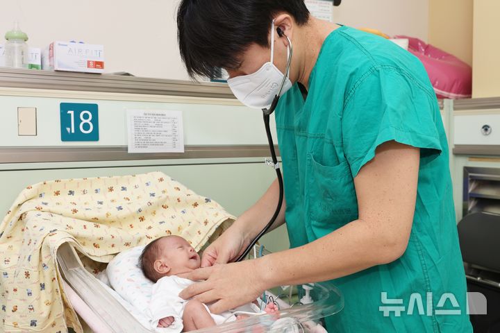 [서울=뉴시스] 서울아산병원은 심장 크기가 엄지손가락만한 저체중아의 복잡한 선천성심장병을 생후 8일 만에 치료하는 데 성공했다. 사진은 정의석 서울아산병원 신생아과 교수가 지난 2일 수술 후 신생아 중환자실에서 집중치료를 받고 있는 이준이를 진찰하고 있는 모습. (사진= 서울아산병원 제공) 