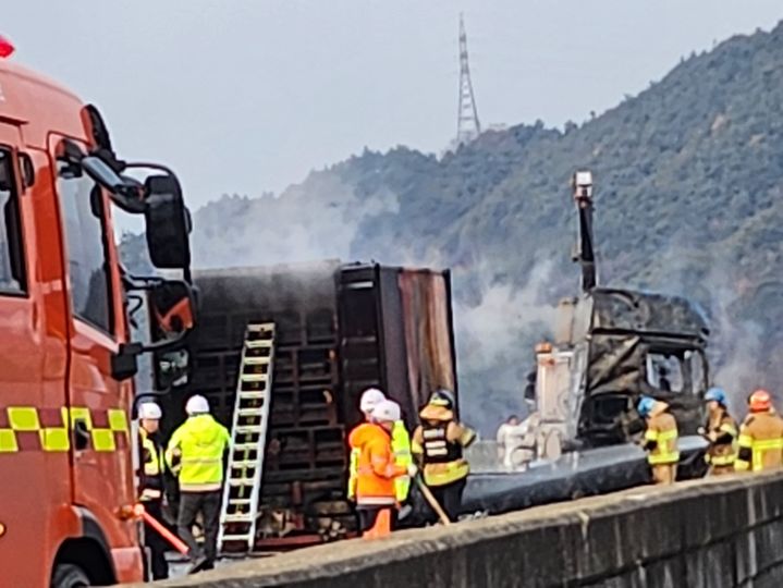 [함양=뉴시스] 서희원 기자= 15일 오전 7시 14분께 대전-통영 고속도로 대전 방향 경남 수동면 고속도로에서 컨테이너 화물차가 가드레일을 들이받아 화재가 발생했다. 2026. 01. 15. shw1881@newsis.com *재판매 및 DB 금지