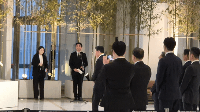 [서울=뉴시스] 이명동 기자 = 신동빈 롯데그룹 회장이 15일 오전 서울 송파구 롯데월드타워에서 열린 고(故) 신격호 롯데그룹 창업주 6주기 추모식에 참석해 헌화하고 있다. 2026.01.15. ddingdong@newsis.com *재판매 및 DB 금지