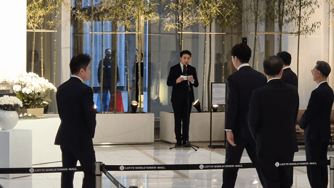 [서울=뉴시스] 이명동 기자 = 신유열 롯데그룹 부사장이 15일 오전 서울 송파구 롯데월드타워에서 열린 고(故) 신격호 롯데그룹 창업주 6주기 추모식 참석해 헌화하고 있다. 2026.01.15. ddingdong@newsis.com *재판매 및 DB 금지