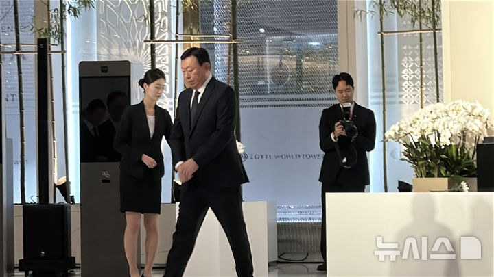 [서울=뉴시스] 이혜원 기자 = 신동빈 롯데그룹 회장이 15일 오전 서울 송파구 롯데월드타워에서 열린 신격호 롯데그룹 창업주 6주기 추모식 참석해 헌화한 뒤 자리로 돌아가고 있다. 2026.01.15.march11@newsis.com