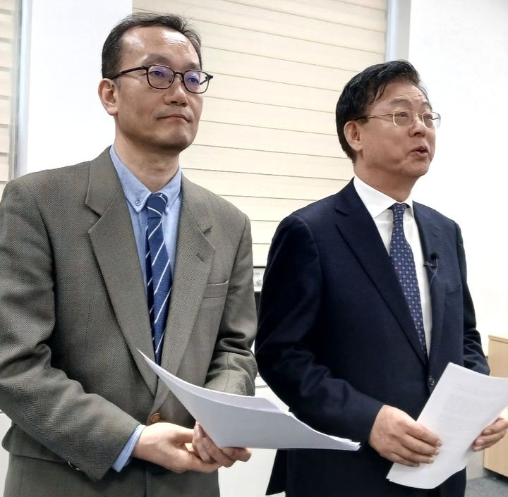 [대전=뉴시스] 조명휘 기자 = 대전교육감 선거에 출마한 강재구 건양대 의학과 교수와 맹수석 전 충남대 로스쿨 원장이 15일 오전 대전시의회에서 기자회견을 열고 대전충남 통합후 1교육감 체제로 운영돼야 한다고 주장하고 있다. 2026.01.15. joemedia@newsis.com *재판매 및 DB 금지