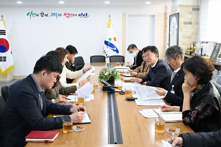 [안산=뉴시스]이민근 안산시장(오른쪽 세번째)이 14일 안산시청에서 '안산형 워킹스쿨버스' 도입 방안을 논의하기 위해 안산교육지원청 관계자들과 간담회를 진행하고 있다.(사진=안산시 제공)2026.01.15.photo@newsis.com *재판매 및 DB 금지