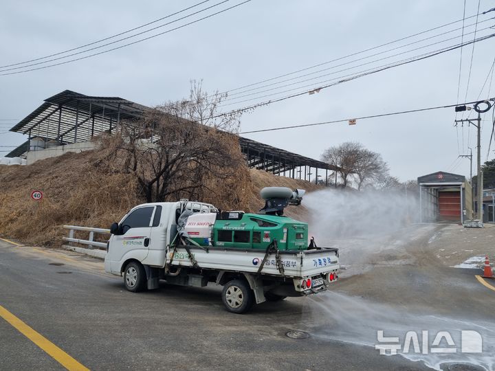 [용인=뉴시스]가축방역 공동방제단이 조류인플루엔자 차단을 위해 방역소독을 하는 장면(사진=용인시 제공)2026.01.15.photo@newsis.com