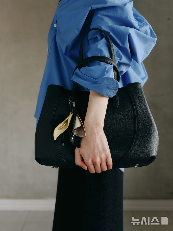 [서울=뉴시스] 생활문화기업 LF의 닥스 액세서리는 올해 봄·여름(SS) 시즌을 맞아 신규 핸드백 라인 리아(RIA)를 출시한다고 15일 밝혔다. 사진은 LF 닥스 액세서리 2026 SS 리아백 라인 화보. (사진=LF 제공) 2026.01.15. photo@newsis.com