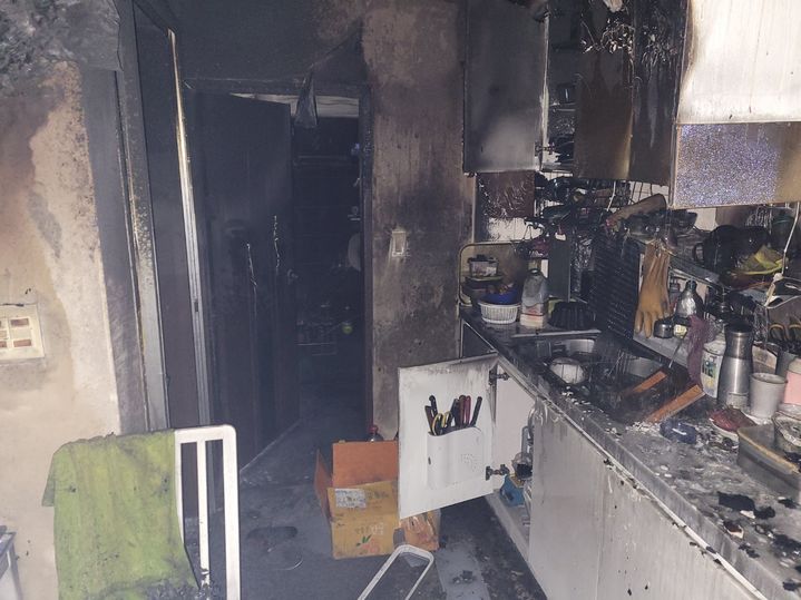 [울산=뉴시스] 15일 오전 울산 울주군 서생면 진하리 한 펜션에서 불이나 내부가 타 있다. 2026.01.15. (사진=울산소방본부 제공) photo@newsis.com *재판매 및 DB 금지