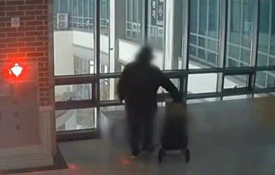 남의 가게 앞에서 3개월째…의문의 의식 논란(영상)