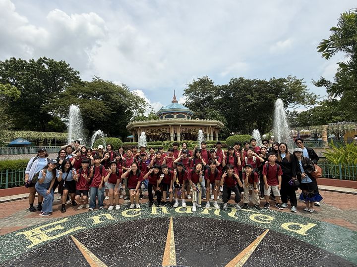 [금산=뉴시스] 조명휘 기자 = 지난 해 추진된 금산군 여름방학 해외연수에 참여한 학생들이 기념사진을 찍고 있다. (사진= 금산군 제공) 2026.01.15. photo@newsis.com *재판매 및 DB 금지