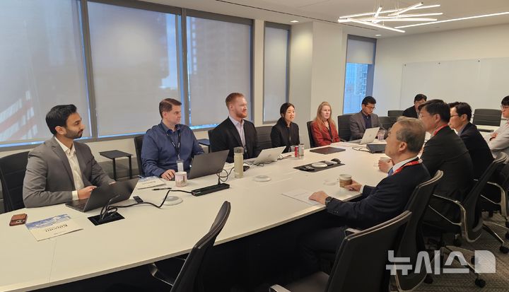 [전주=뉴시스]윤난슬 기자 = 전북대는 양오봉 총장을 비롯한 강은호·장원준 교수(첨단방위산업학과) 등 대학 대표단이 최근 미국 샌디에이고에 위치한 쉴드 AI 본사를 방문해 기술 협력과 교육·실증 연계 방안을 논의했다고 15일 밝혔다. (사진=전북대 제공) photo@newsis.com