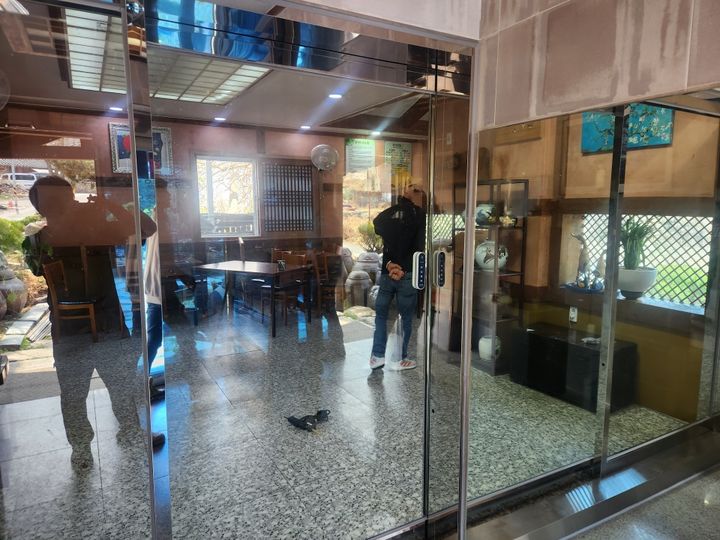 [밀양=뉴시스] 장애인편의시설 설치비용 지원사업에 선정된 업체가 자동문을 설치했다. (사진= 밀양시 제공) 2026.01.15. photo@newsis.com *재판매 및 DB 금지