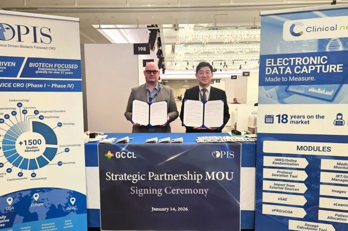 [서울=뉴시스] 업무 협약 체결식 후 기념 촬영 중인 지오반니 트롤레세 OPIS 부사장(왼쪽)과 조관구 지씨씨엘 대표(오른쪽) (사진=지씨씨엘 제공) 2026.1.15. photo@newsis.com *재판매 및 DB 금지