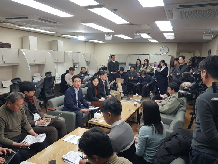 [대구=뉴시스] 정창오 기자=기후환경부가 15일 대구시청 동인청사 기자실에서 대구취수원 문제를 복류수(하상여과수)와 강변여과수로 해결하겠다 내용을 브리핑 하고 있다. 2026.01.15 jco@newsis.com *재판매 및 DB 금지