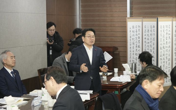 [서울=뉴시스] 15일 국회의원회관에서 열린 광주전남 행정통합 특별법안 조찬 간담회에서 강기정 광주시장이 인사말을 하고 있다. (사진 = 광주시 제공). 2026.01.15. photo@newsis.com *재판매 및 DB 금지