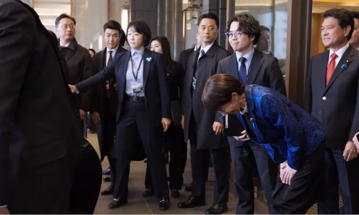 [서울=뉴시스] 중국 관영 글로벌 타임스는 14일 다카이치 사나에 일본 총리가 나라현 호류지 방문을 마치고 떠나는 이재명 대통령에게 깊이 고개 숙여 작별 인사하는 사진을 실었다.2026.01.15. *재판매 및 DB 금지