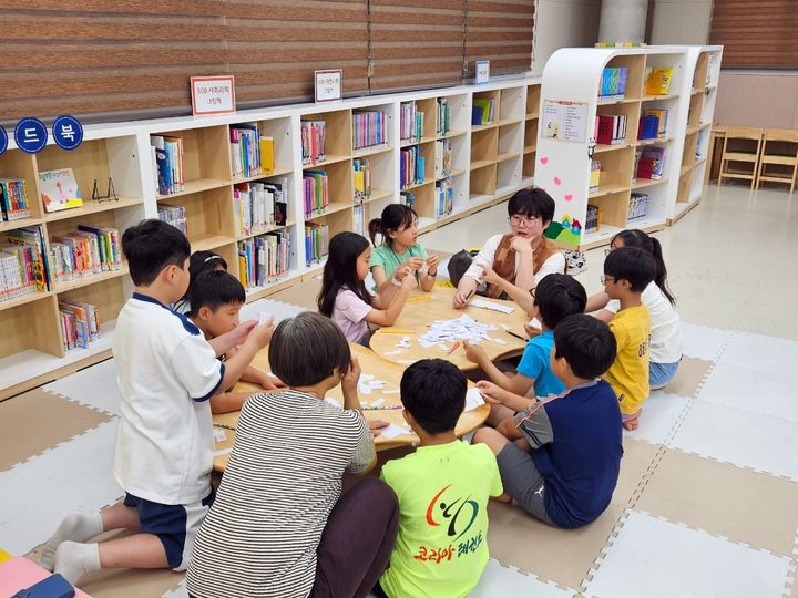 [제주=뉴시스] 제주하늘길방음작은도서관 프로그램 운영 모습. (사진=제주도 제공) 2026.01.15. photo@newsis.com *재판매 및 DB 금지